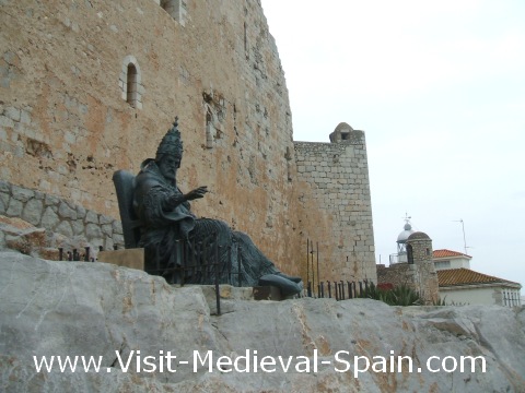A lifesieze bronze statue of the medieval Pope Papa Luna sat outside the walls of Peñiscola castle (El Castillo de Papa Luna)